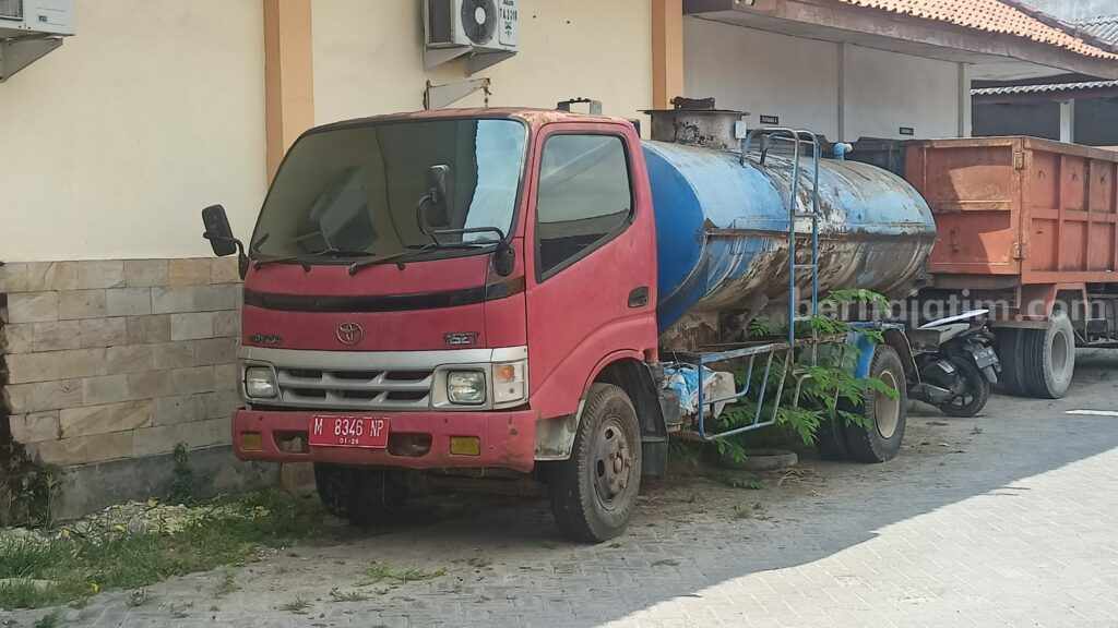 Mobil Tangki Dinas Lingkungan Hidup Sampang Mangkrak Kondisi mobil DLH yang rusak tidak bisa difungsikan (Foto: Zamachsari/beritajatim.com)