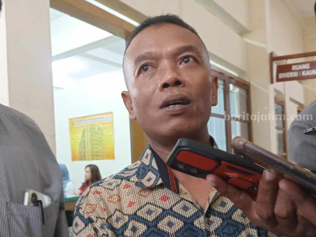 Sidang Gugatan Caleg Demokrat Bojonegoro ke Ketua DPC Mulai Digelar Penggugat (Munawar Cholil) usai mediasi dengan tergugat (Sukur Priyanto) di PN Bojonegoro.