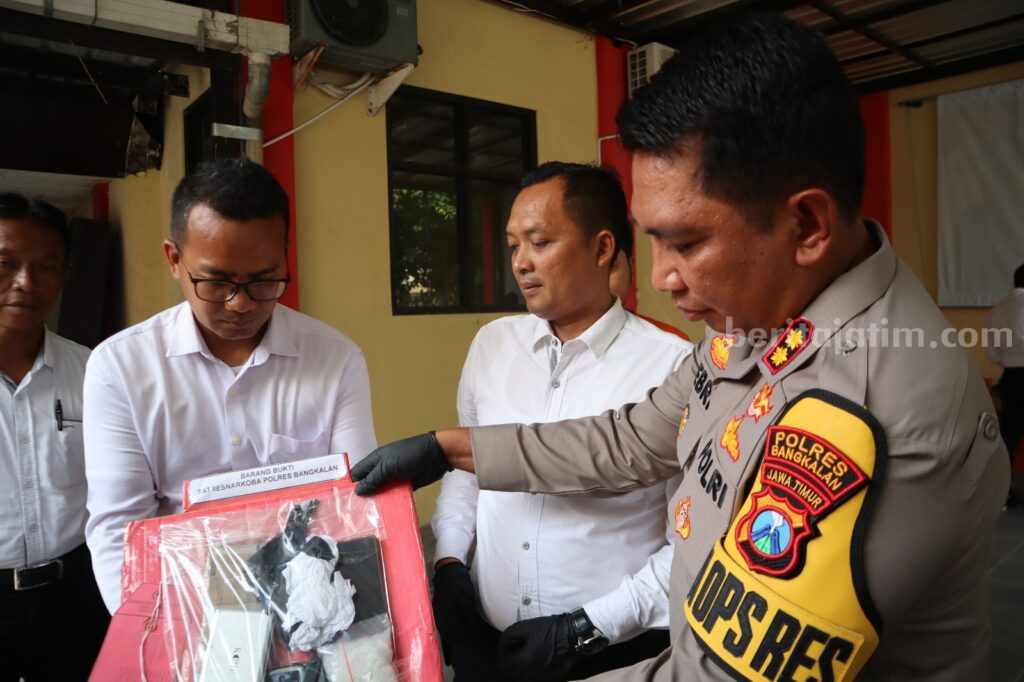 Polres Bangkalan Ringkus Jaringan Pengedar Sabu, Barang Bukti Tembus 1 Ons Pengedar sabu lintas kabupaten di Madura saat di Mapolres Bangkalan (Foto: Zamachsari/beritajatim.com)