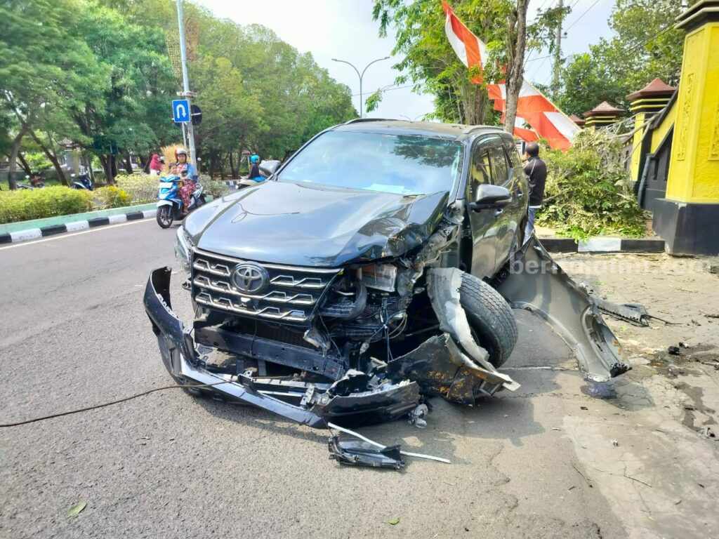 Mobil Dinas PUPR Bangkalan Terlibat Kecelakaan Dengan Fortuner Mobil Dinas PUPR Bangkalan