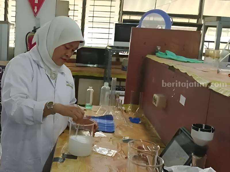Profesor ITS Surabaya Kembangkan Surfaktan Ramah Lingkungan Prof Dr Ir Lailatul Qadariyah ST MT IPM saat proses pembuatan MES di laboratorium.