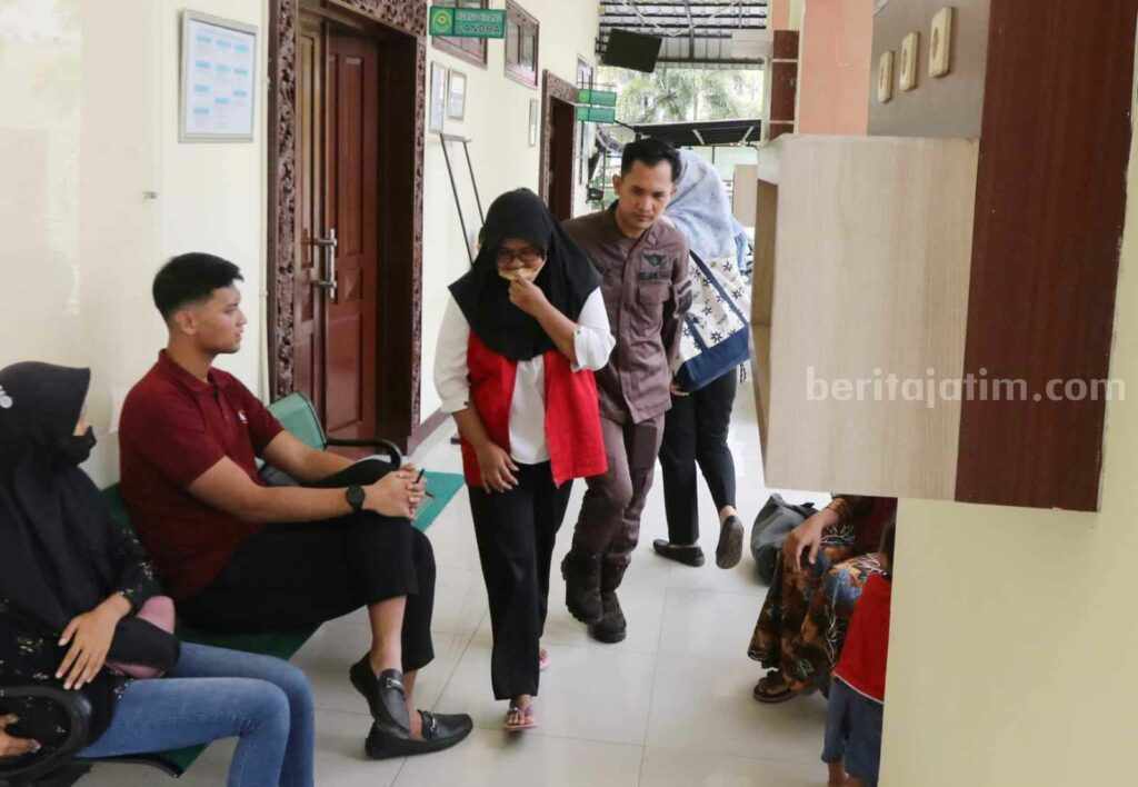 Gelapkan Uang Perusahaan, Warga Gresik Dituntut Masuk Bui Foto terdakwa Dwi Zahrul Fitriana saat akan menjalani persidangan