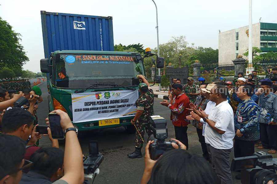 Kodam V Brawijaya Ekspor Jagung Silase ke Korsel Pangdam V Brawijaya, Mayjend TNI Farid Makruf saat seremonial acara pemberangkatan truk kontainer untuk ekspor jagung silase ke Korea Selatan di Mako Kodam V Brawijaya, Jumat (17/11/2023). (Foti/Anggadia).