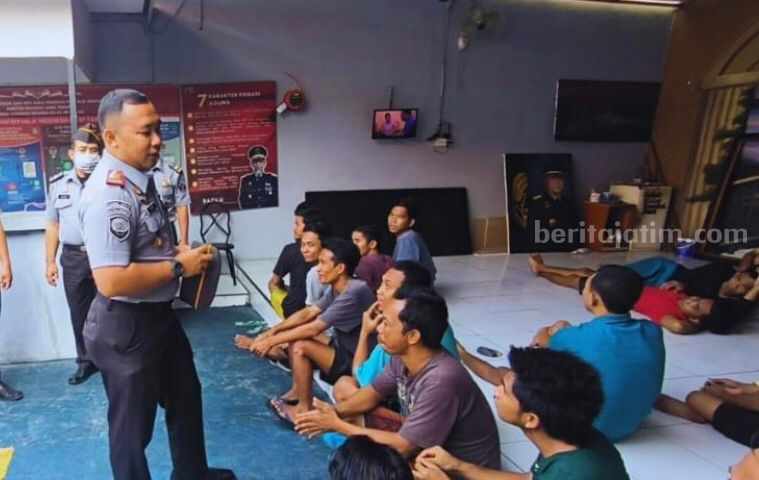 Warga binaan rutan kelas IIB Gresik saat mendapat pengarahan dari petugas rutan