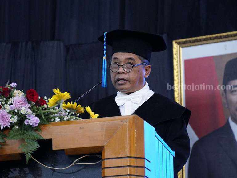 Profesor ITS Surabaya Evaluasi Stabilitas Jaringan untuk Dukung Energi Terbarukan Prof Dr Ir Sardono Sarwito MSc dari Departemen Teknik Sistem Perkapalan ITS saat membacakan orasi ilmiah pengukuhannya sebagai profesor ke-172 ITS.