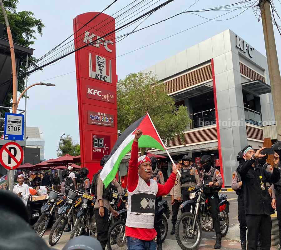Salah satu massa aksi Bela Palestina yang sedang berorasi di depan gerak KFC Basuki Rahmat, Jumat (17/11/2023). (Foto/Anggadia)