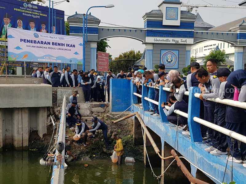 Penebaran 12 ribu benih ikan tawar di sungai kawasan kampus UHT Surabaya.