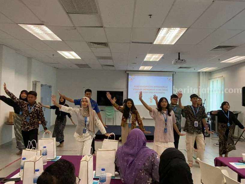 SMATAG Surabaya Pamerkan Budaya Indonesia ke Singapura dan Malaysia Siswa SMATAG mempersembahkan tarian tradisional saat Student Visit di Malaysia.