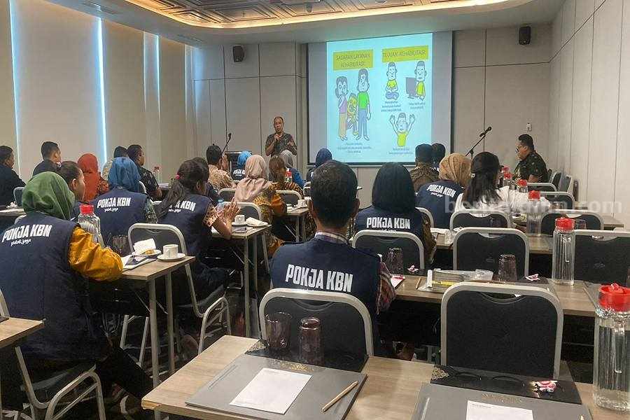 Polrestabes Surabaya Gelar Bimtek untuk Pokja Kampung Tangguh Narkoba Putat Jaya Para kelompok kerja (pokja) dari Kampung Tangguh Narkoba Putat Jaya saat menerima materi dalam acara Bimbingan Teknis (Bimtek) yang diselenggarakan Polrestabes Surabaya.