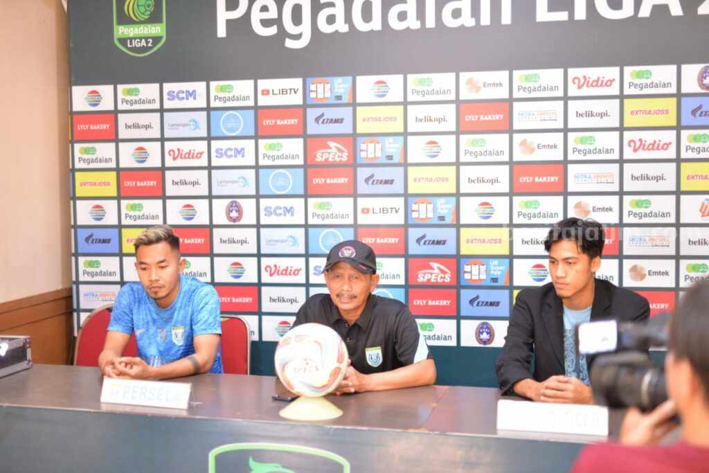 Pelatih Persela Lamongan, Djadjang Nurdjaman (tengah) saat konferensi pers jelang laga melawan Persekat Tegal, di Stadion Surajaya Lamongan.
