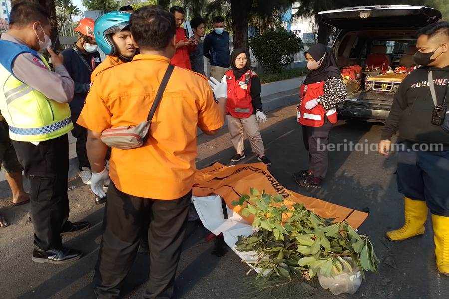 Petugas saat mengevakuasi jenazah Prawito, Korban kecelakaan di Jalan Menur Pumpungan, Sabtu (18/11/2023).