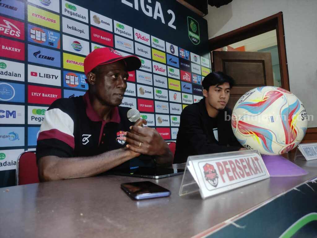 Dijamu Persela, Persekat Tegal Siap Beri Perlawanan Sampai Detik Akhir Pelatih Persekat Tegal, Mial Balebata Armand, saat konferensi pers jelang pertandingan di Stadion Surajaya Lamongan.