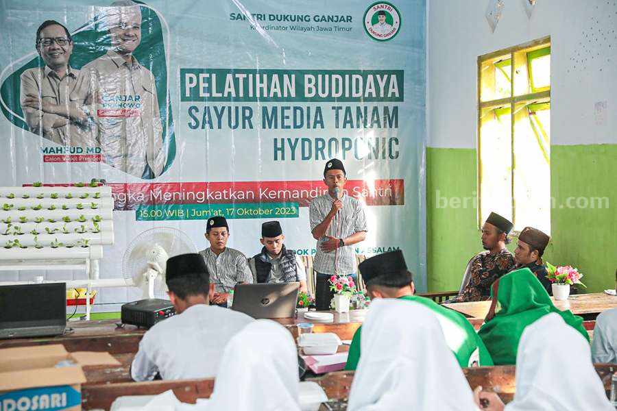 Sukarelawan Santri Dukung Ganjar (SDG) Jatim beri pelatihan.