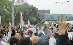 Ribuan Warga Madura Sambut Mahfud MD, Naik Vespa dan Kapal Nelayan Cawapres Mahfud MD pulang ke kampung halamannya di Pulau Madura.