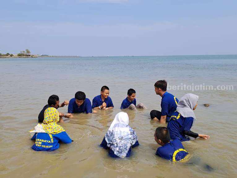 Dosen Universitas Ciputra Surabaya Latih Keberanian Siswa Tuna Netra dengan Berenang Para siswa tuna netra saat berlatih berenang di Pantai Dalegan, Gresik.