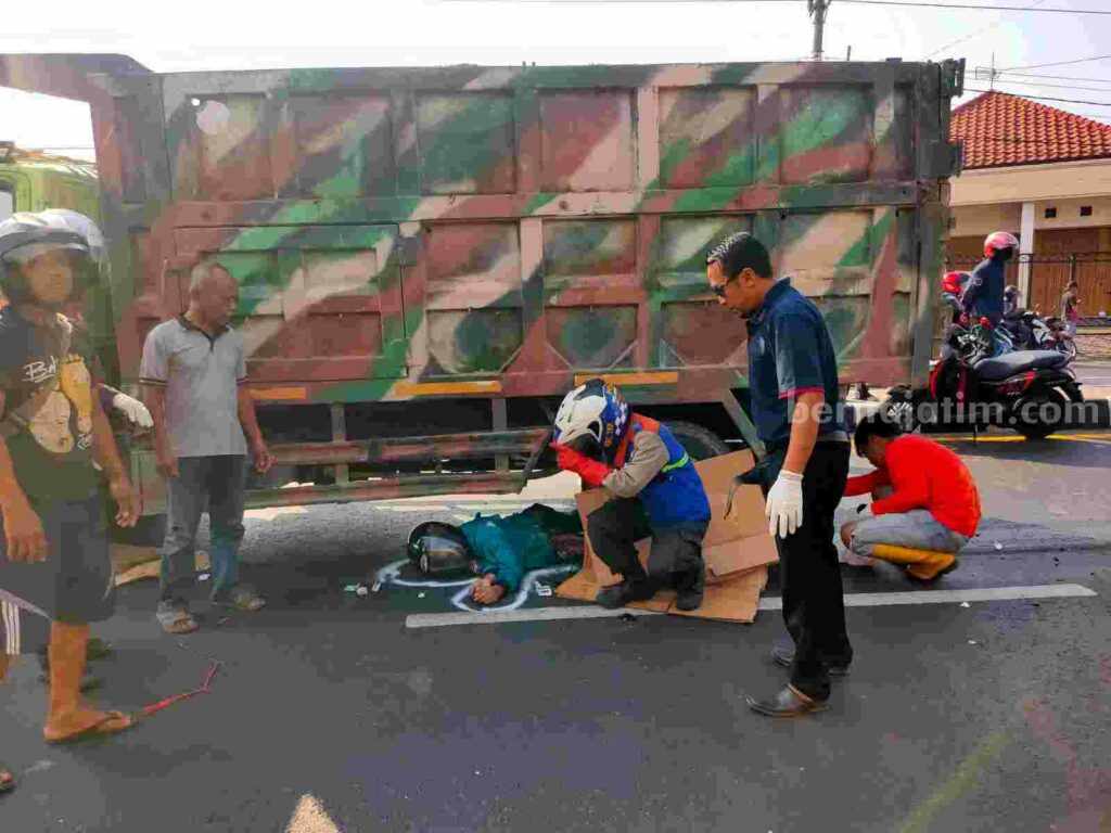 Kondisi korban berada di kolong truk. [Foto : ist]