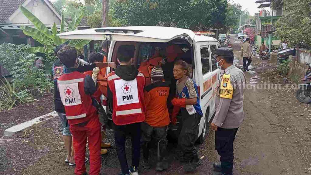 Caption : Sejumlah relawan mengevakuasi jenazah korban ke mobil ambulance. (Foto : istimewa)