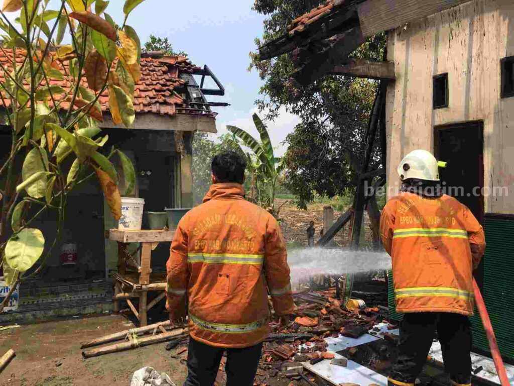 Caption : Petugas PMK BPBD Kabupaten Mojokerto melakukan pemadamkan. (Foto : Istimewa)