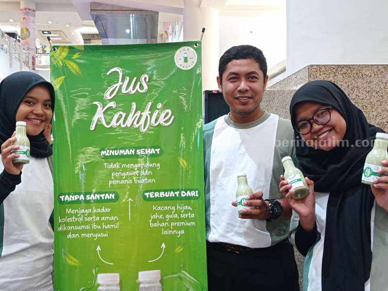 UT Surabaya Kenalkan Mahasiswa ke Dunia Bisnis Lewat FIESTA Foto: Mahasiswa UT Surabaya pemilik usaha minuman Jus Kahfie saat memamerkan produknya di acara FIESTA.