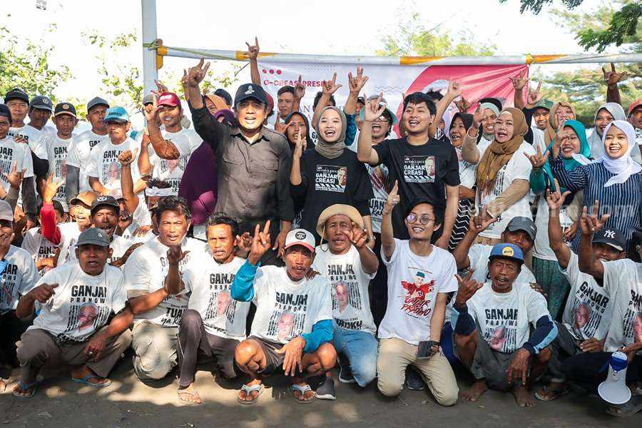 Koordinator Lapangan G-Creasi Wilayah Situbondo Izzul Muttaqin bersama warga pecinta lingkungan di Desa Wonorejo Banyuputih Situbondo