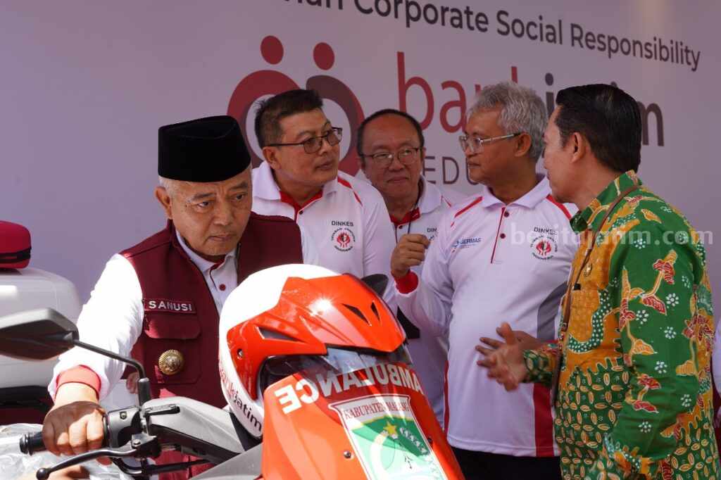 Bank Jatim Serahkan Sepeda Ambulans untuk Percepat Penanganan Gawat Darurat