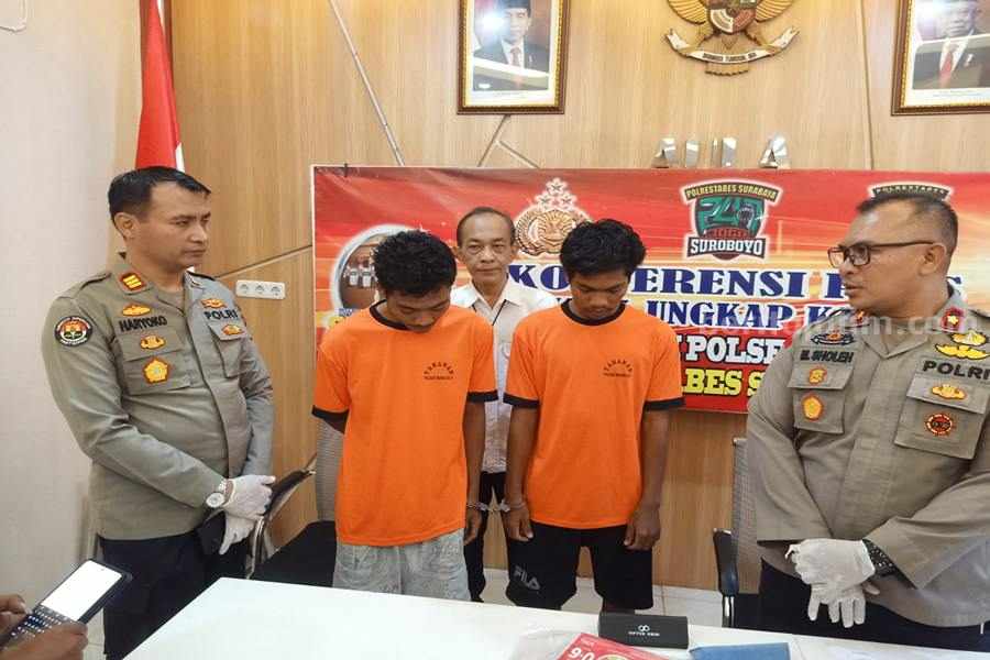 Polisi Tangkap Kakak Beradik Jadi Komplotan Pencuri Susu Moch Asrul Ardiansyah dan Arief Setyawan diapit oleh Kasihumas Polrestabes Surabaya, AKP Haryoko Widi (kiri) dan Kapolsek Wonocolo (kanan). (Foto/Anggadia).