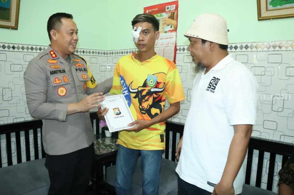 Korban Kericuhan Suporter di Gresik Dapat Santunan Foto salah satu suporter yang menjadi korban kericuhan