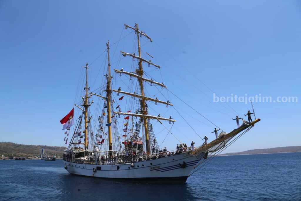 Bersandarnya Sang Legenda KRI Dewaruci di Banyuwangi banyuwangi