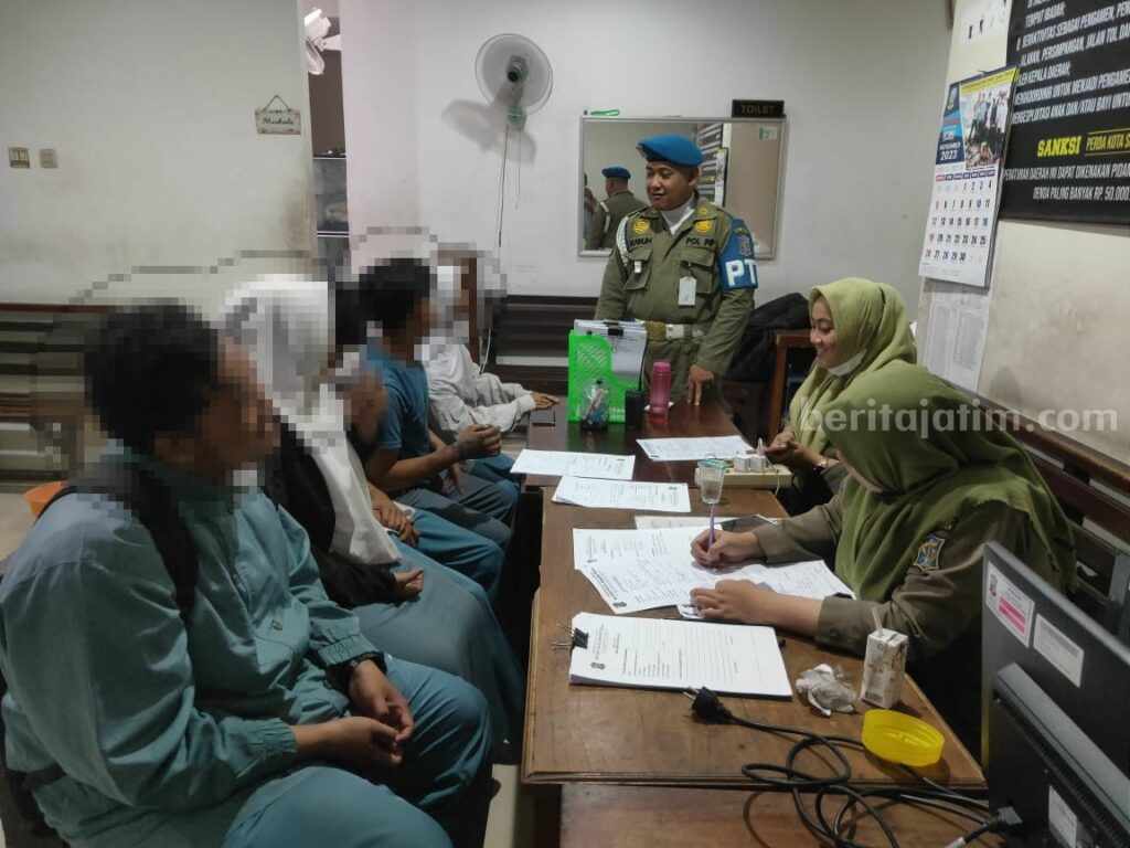 Kelima pelajar yang ketahuan pesta miras saat menjalani pendataan dan pembinaan di kantor Satpol PP Kota Surabaya, Senin (20/11/2023) malam. (Foto/ist)
