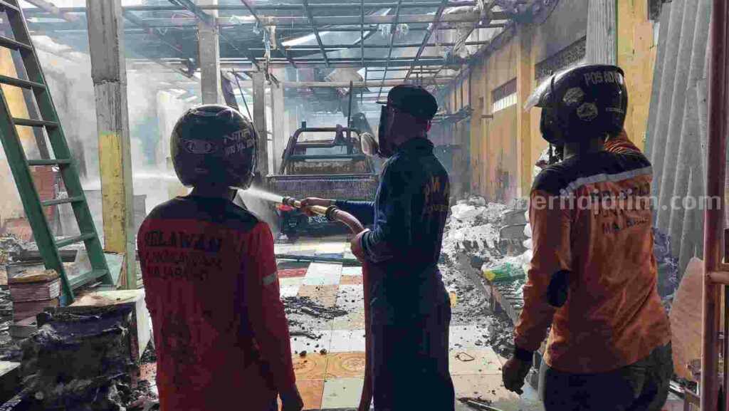 Sejumlah petugas PMK melakukan pemadaman di gudang toko bangunan di Jalan Pahlawan, Kelurahan Miji, Kecamatan Kranggan, Kota Mojokerto. [Foto : ist]