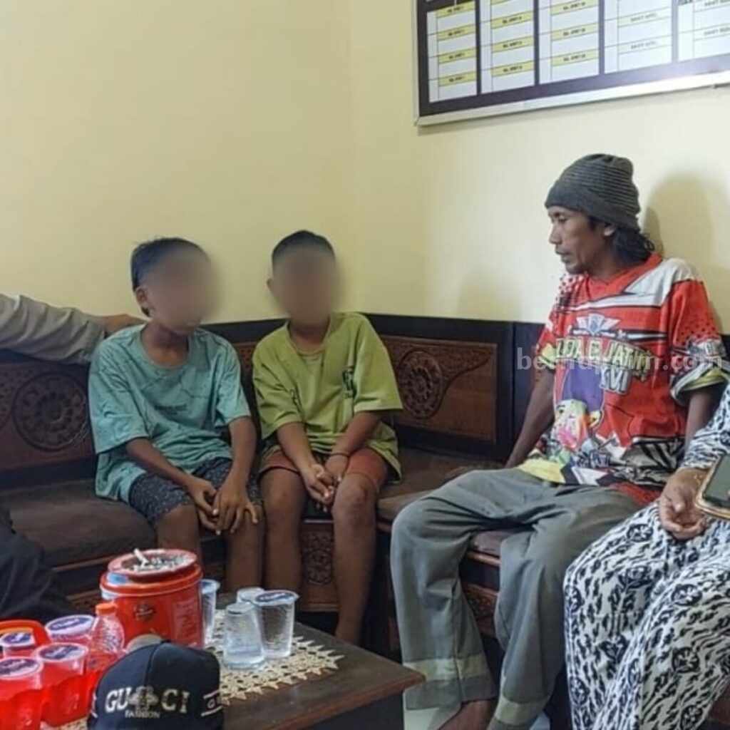 Dua bocah asal Sampang yang nekat naik motor ke Jakarta bermodal Uang Rp 100 ribu (Foto: Zamachsari/beritajatim.com)