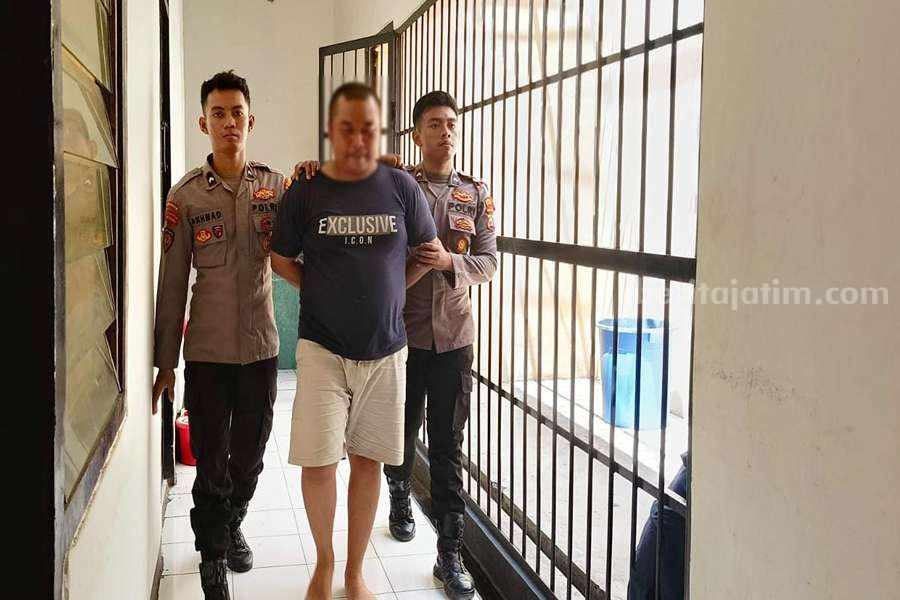AS saat digiring di Polres Probolinggo Kota.