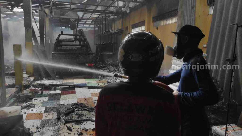 Sejumlah petugas PMK melakukan pemadaman di gudang toko bangunan di Jalan Pahlawan, Kelurahan Miji, Kecamatan Kranggan, Kota Mojokerto. [Foto : ist]