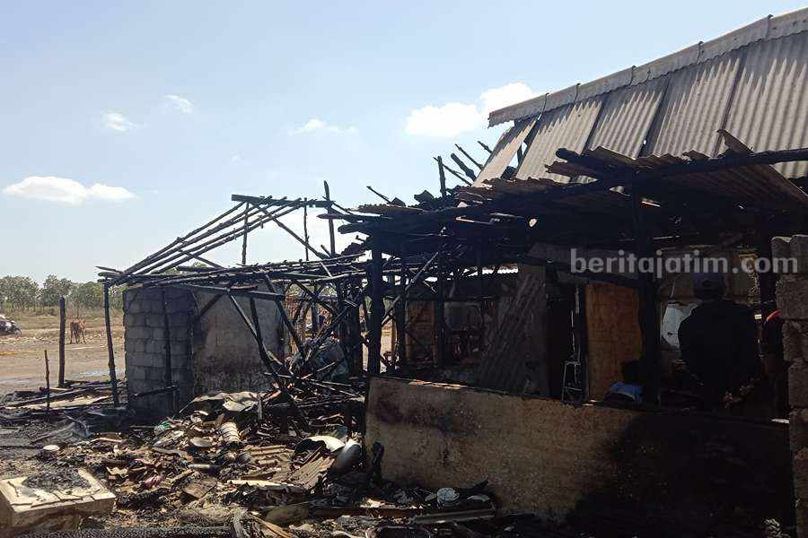 Kondisi rumah warga yang hangus terbakar api.