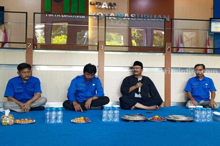 Foto : Direktur PDAM Kota Pasuruan Yoyok Widoyoko dan Walikota Pasuruan Saifullah Yusuf.