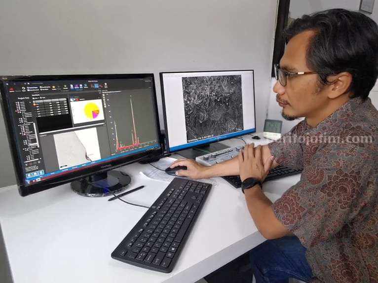 Guru Besar ITS Surabaya Kembangkan Material Penyimpanan Energi Baru Prof Suwarno ST MSc PhD menjelaskan penelitiannya terkait pemanfaatan material hidrogen sebagai EBT.