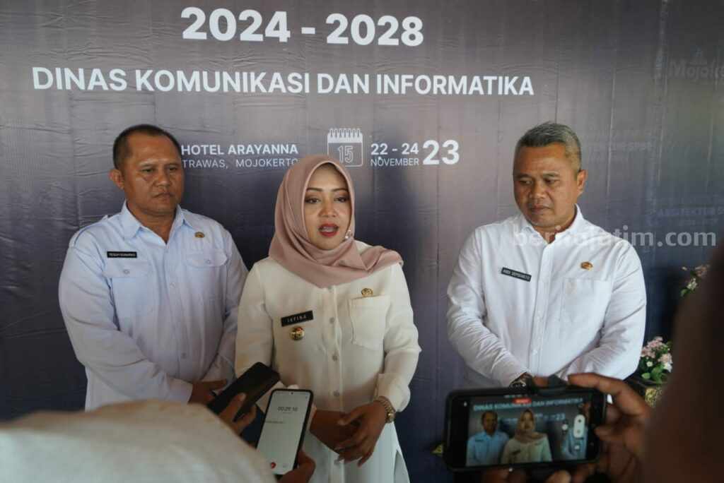 Bupati Mojokerto Ikfina Fahmawati saat membuka Sosialisasi dan Bimtek Arsitektur SPBE 2024-2028 di aula salah satu hotel di kawasan Trawas. [Foto : Misti/beritajatim.com]