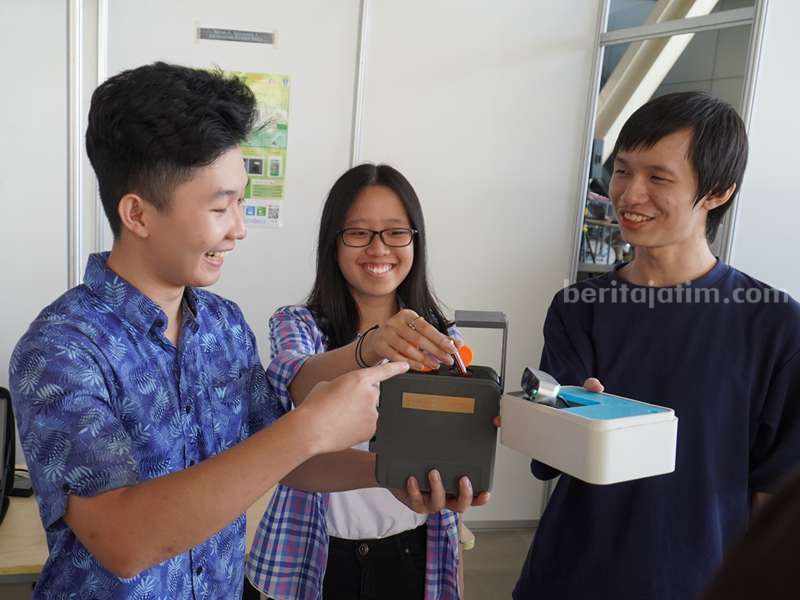 Tim EduBatt menunjukkan ide kewirausahaan berbasis teknologi untuk memberi solusi dalam daur ulang baterai bekas.