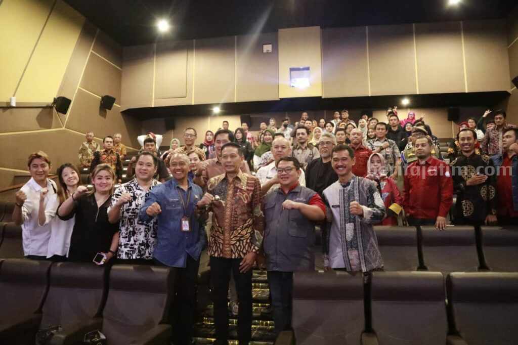 Penghargaan pemenang lomba film pendek dan infografis Diskominfo Kota Malang. (Bagian Protokol dan Komunikasi Pimpinan Sekretariat Daerah Kota Malang)