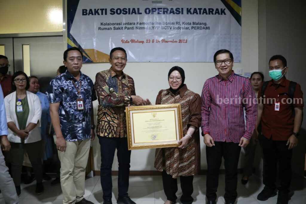Pj Wali Kota Malang Diganjar Penghargaan Dari Mensos Atas Kepedulian Kesehatan Masyarakat Pj Wali Kota Malang, Wahyu Hidayat menerima Piagam Penghargaan dari Menteri Sosial RI Tri Rismaharini. (Bagian Protokol dan Komunikasi Pimpinan Sekretariat Daerah Kota Malang)
