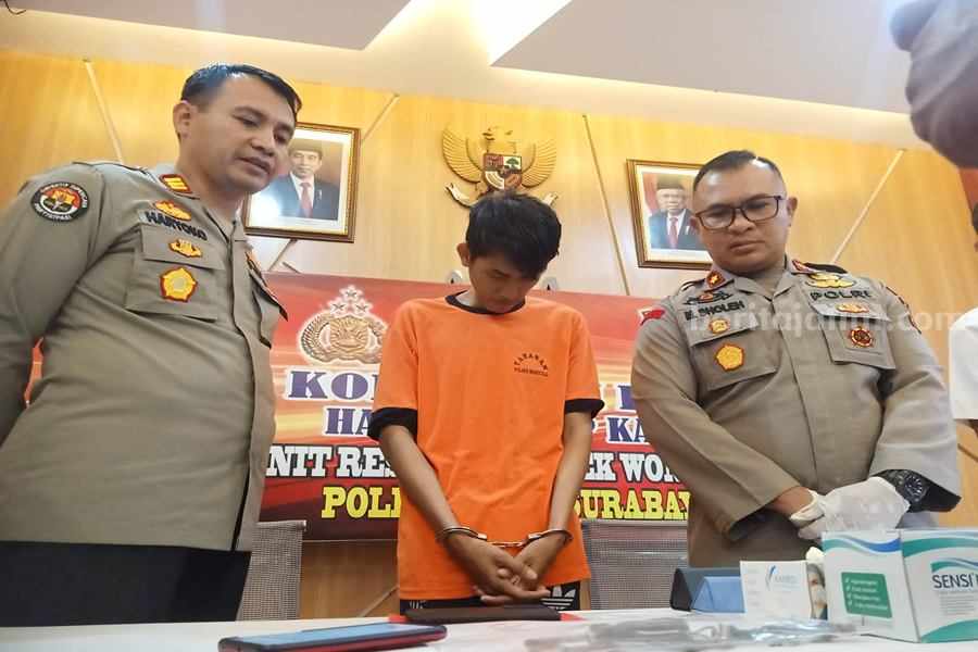 Eko Suhardianto diapit oleh Kasihumas Polrestabes Surabaya AKP Haryoko Widi (kiri) dan Kapolsek Sukolilo Kompol M Sholeh (kanan).