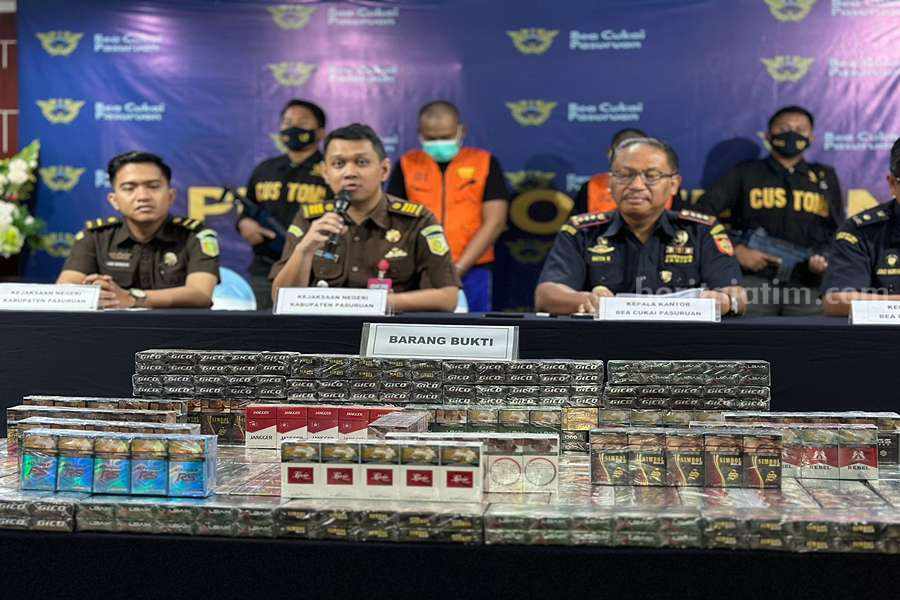 Bea dan Cukai Pasuruan Gagalkan Pengiriman Rokok Ilegal di Gempol Kepala Kantor Bea dan Cukai Pasuruan saat mengamankan dua orang pengirim rokok ilegal.