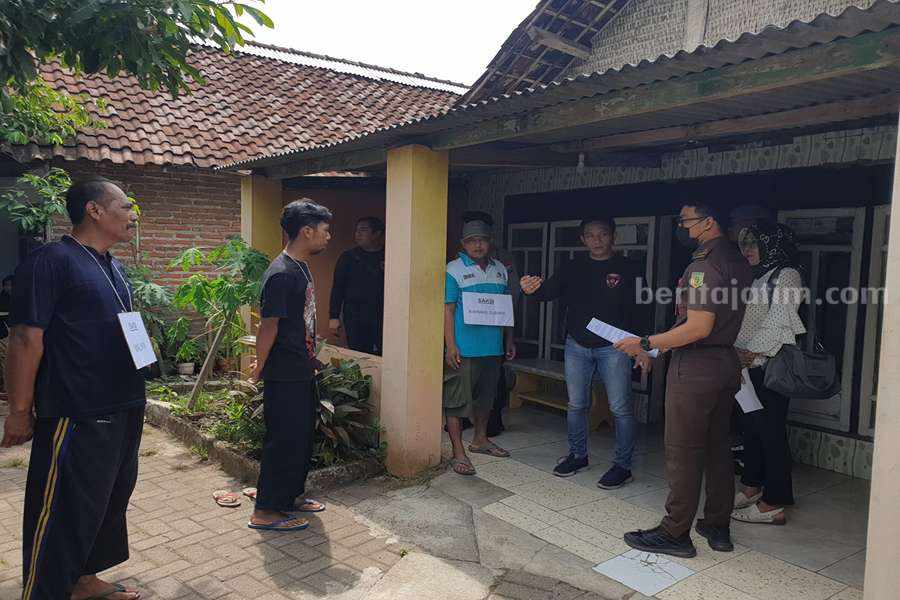 Sejumlah petugas kepolisian Polres Pasuruan dan Kejaksaan Negri Kabupaten Pasuruan saat melakukan rekontruksi.