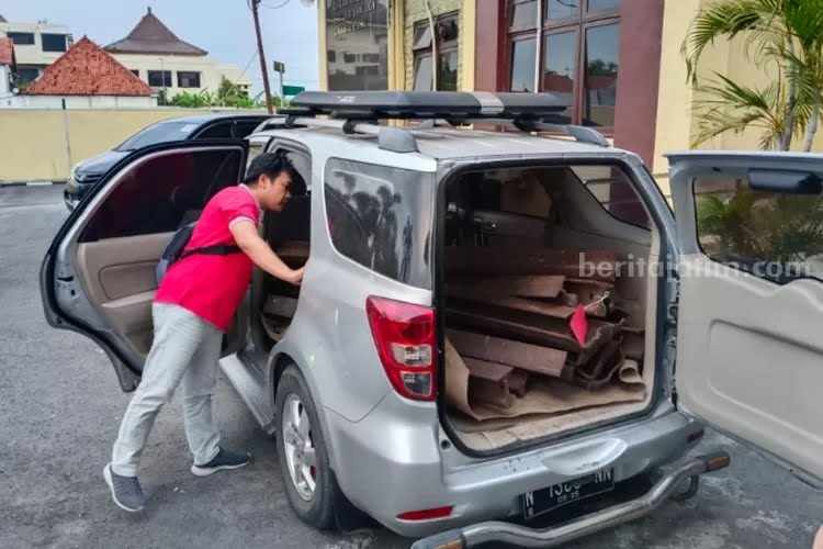 Petugas Satreskrim Polres Probolinggo saat mengamankan barang bukti mobil yang berisi rel kereta api.