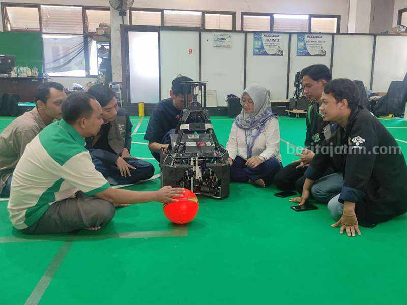 Sicobot, robot pelatih kiper buatan mahasiswa PENS.