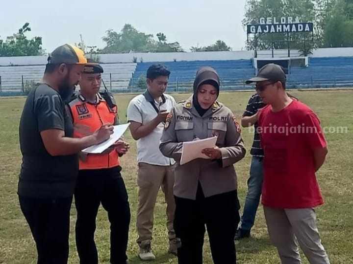 Manajer PSMP, Ramzy Okbah saat mendampingi tim dari Polda Jatim mengecek Stadion Gajah Mada di Kecamatan Mojosari, Kabupaten Mojokerto. [Foto : ist]