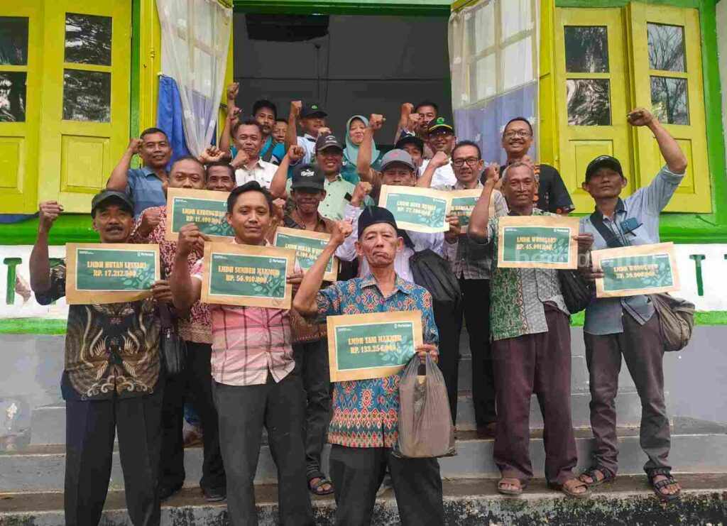 Penyerahan dana keamanan agroforestry tebu di 'Omah Duwur' Rumah Dinas Wakil Administrator Mojokerto Barat di Kecamatan Ngimbang, Kabupaten Lamongan. [Foto : ist]