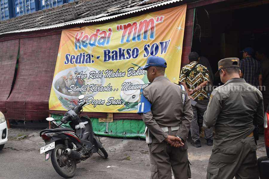 Warung Bakso di Jalan Kalimas Baru, Perak dirazia oleh Satpol PP Surabaya karena ketahuan menjual miras dan menyediakan LC. (Foto/ist).
