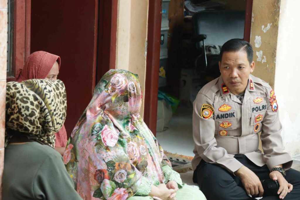 Seorang warga sedang curhat dihadapan polisi