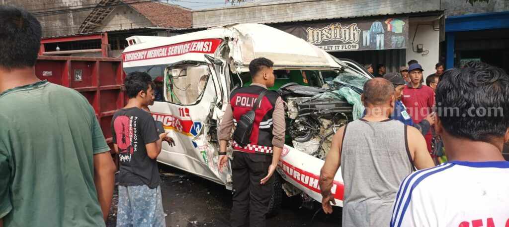 Mobil Ambulans N 7033 EP milik RSUD Kanjuruhan ringsek usai menabrak truk di Jalan Raya Karang duren, Kecamatan Pakisaji, Kabupaten Malang, Jumat (24/11/2023).